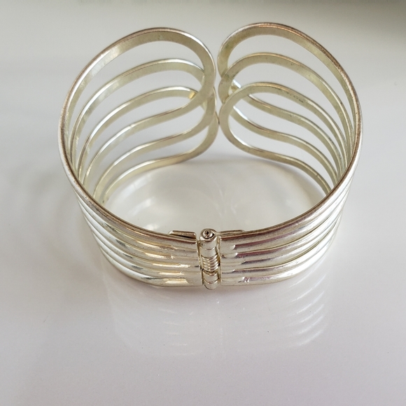 Silver color bracelet. - Picture 2 of 4